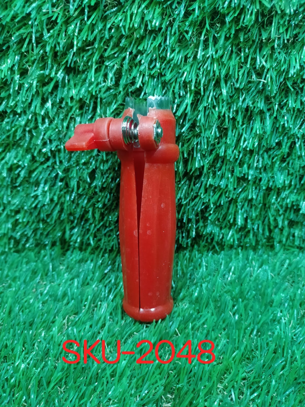 Handheld corn cutter, perfect for stripping corn kernels quickly and safely. Handheld corn cutter, perfect for stripping corn kernels quickly and safely.